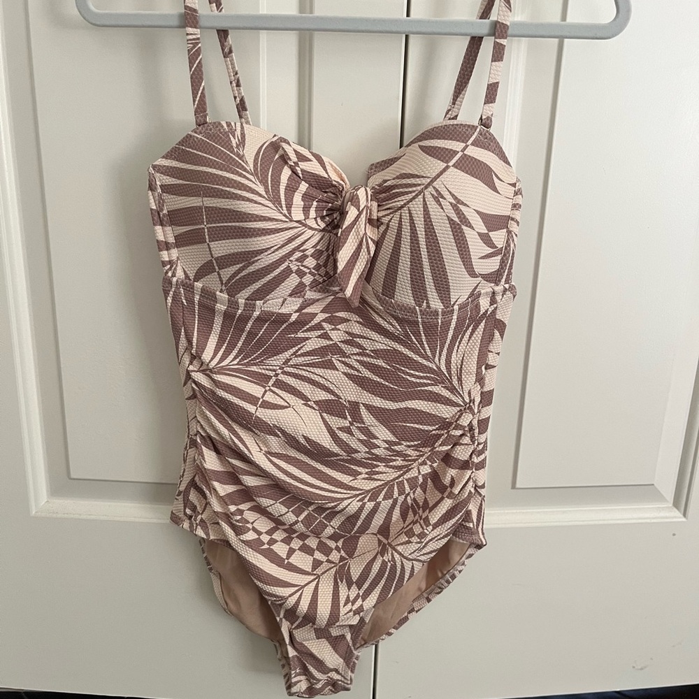 Barely worn swimsuit!- size medium- kona sol- medium coverage- removable straps!